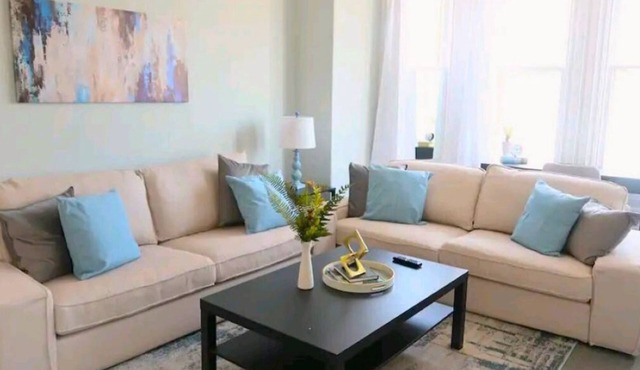 Beautiful Lakeside Heritage Home in Barrie Bright and Spacious Stay