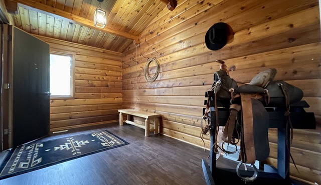 Beautiful log home, 6 minutes from Kananaskis