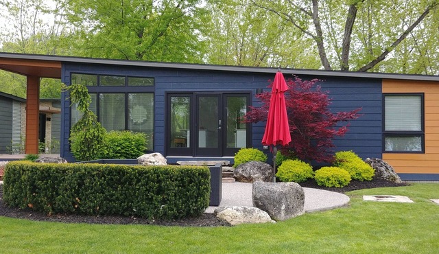 Beautiful modern cottage for rent located on a golf course