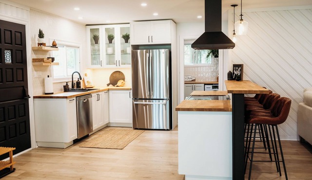 Beautiful, modern, cottage with hot tub and more