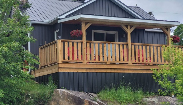 Beautiful, new cottage with stunning views. Prime location in Port Loring