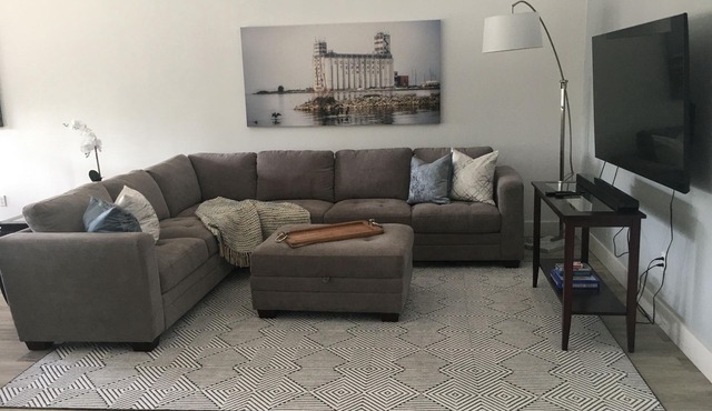 Beautiful, new, private apartment in Downtown Collingwood. Walk to all amenities