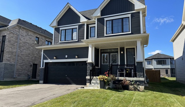 Beautiful newly built house, 10 mins drive away from Niagara Falls &outlet mall