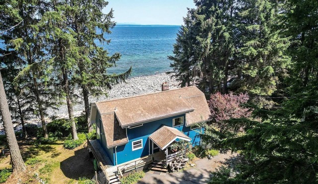 Beautiful Ocean-front home on beach in Quadra Island