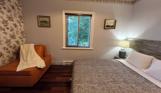 Beautiful One bedroom apartment in Cadboro Bay Village, Close to beach and Uvic