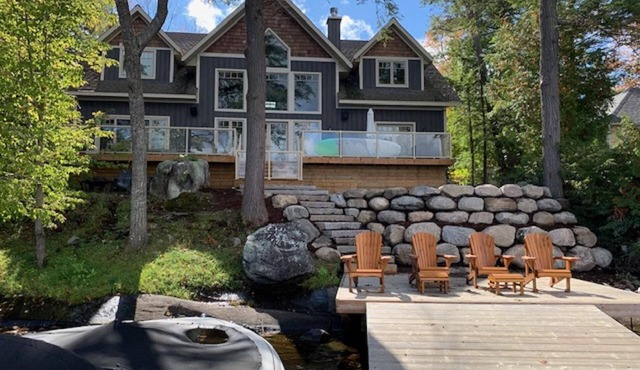 Beautiful open-concept cottage on Moon River! 10 Minute walk to Bala!