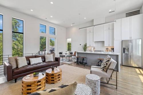 Beautiful Perfectly Located Luxury 2 Bed Townhome in Dallas