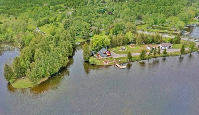 Beautiful Private Lake Retreat - One of a kind!
