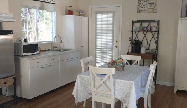 Beautiful Private Boutique Suite. Cozy & Quiet. Coffee Bar, Parking & Movies!