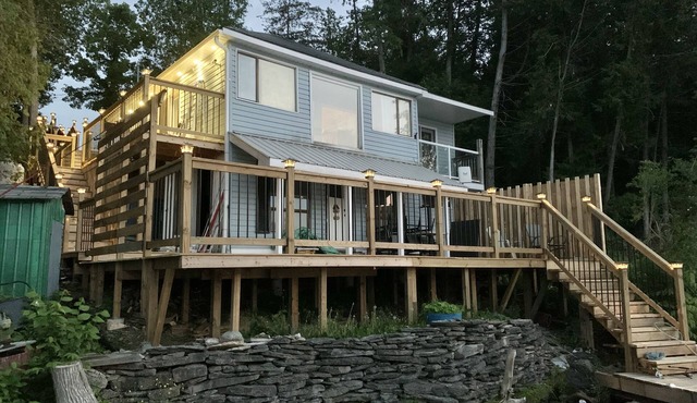 Beautiful Private Waterfront Cozy Cottage with private dock and fall colour view