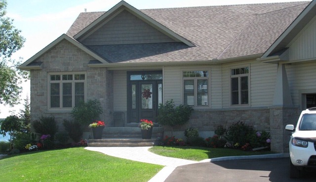 Beautiful quiet waterfront ladies or couples retreat.