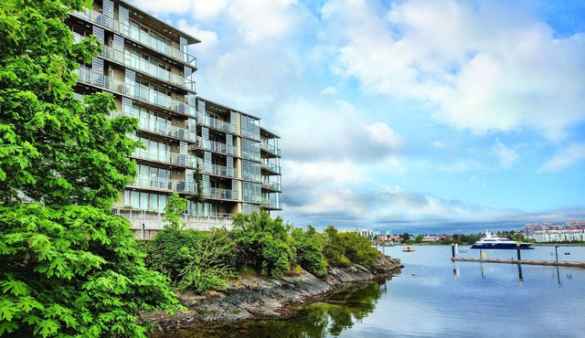 Beautiful resort in the heart of it all!