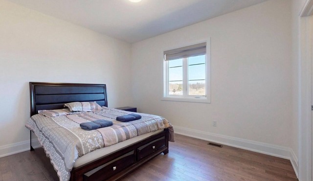 Beautiful room, quiet house with the comfort of a luxurious home near Wonderland