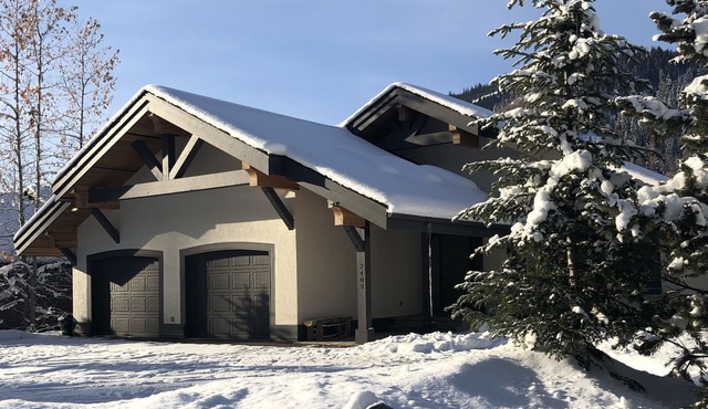 Beautiful Ski & Mountain Bike retreat in Sun Peaks