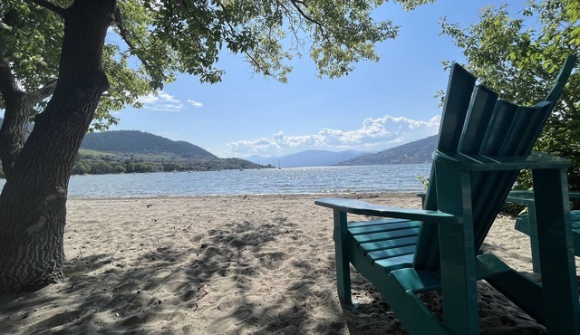 Beautiful Top Floor Condo Okanagan Lake View w/pool
