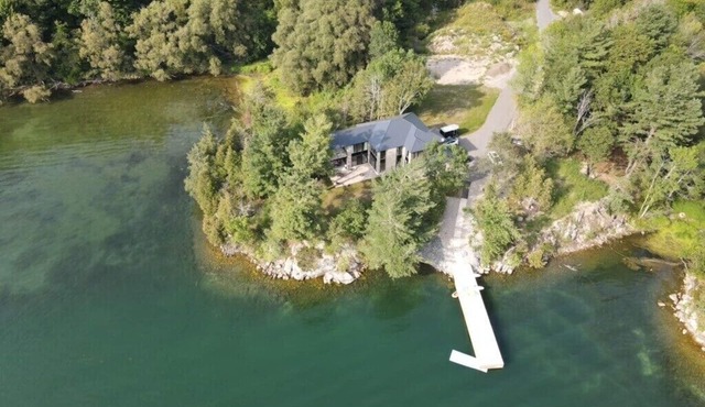 Beautiful tranquil lakehouse in the heart of the Thousand Islands awaits you!
