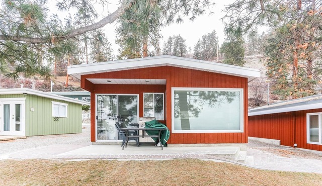 Beautiful Two Bedroom Lakefront Cabin - Seclusion Bay (Cabin #6)