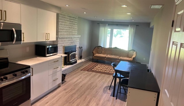 Beautiful Two-bedroom apartment: Minutes from Go Train to Toronto
