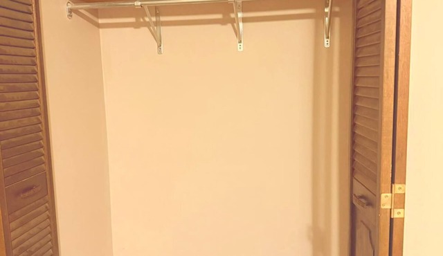 Beautiful Upstairs Unit Near Transit & Shopping