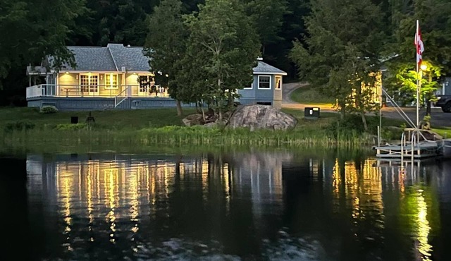 Beautiful waterfront home minutes to Port Loring-family friendly, smoke/pet free