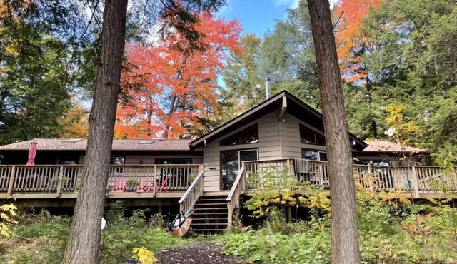 Beautiful Waterfront cottage at Bird Lake, Muskoka, with long water line