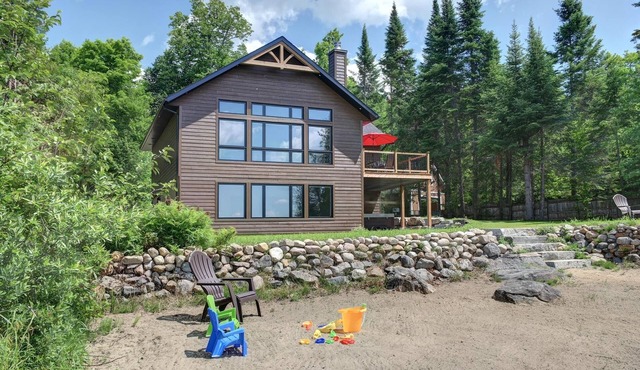 Beautiful waterfront cottage
