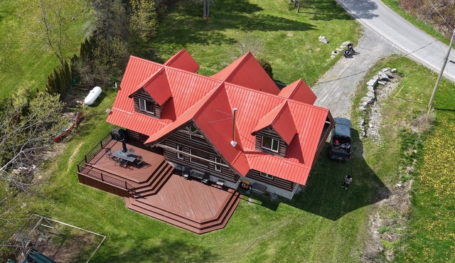 Beautiful wood lakefront chalet