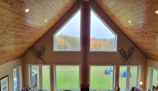 Beautiful Year Round Chalet 20 minutes west of Blue Mountain Collingwood