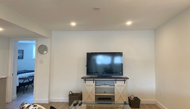 Beautifully renovated Suite in Collingwood!