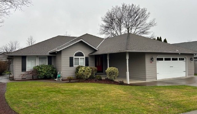 Beautifully Renovated Sleeps up to 8 in East Medford in Medford