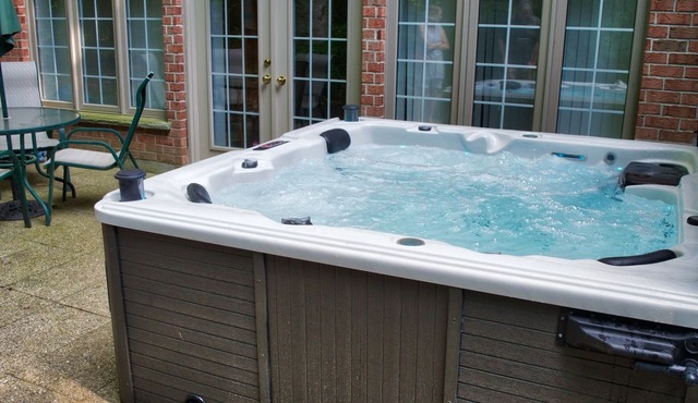 Beaver Dam Luxury Cottage: Large Beautiful Cottage, Hot Tub Included!