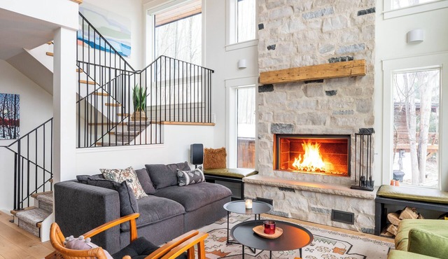 Beaver Valley Chalet for Summer, Spring & Fall – Sauna, Hot Tub, 4BR/7 Beds, 3BA