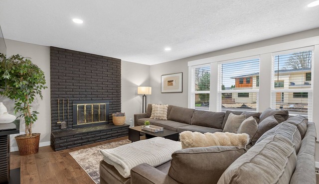 Beaverton Escape, Backyard & Game Room in Beaverton