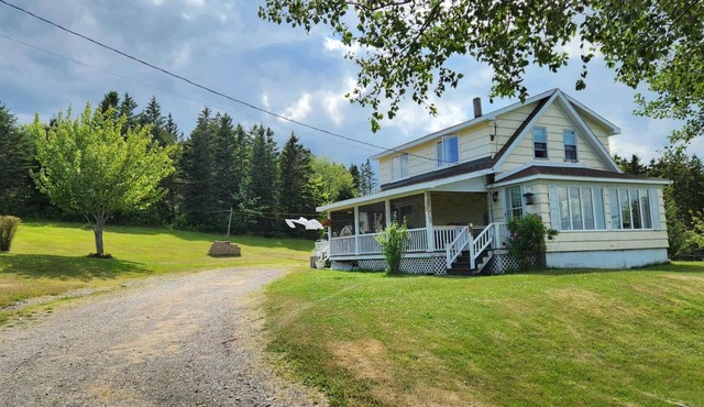 Behie House - charming home on the Strait of Canso