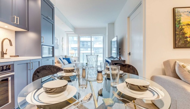 Beverly Hills in Toronto's Core w/Pool, Parking, WiFi, Near CN Tower