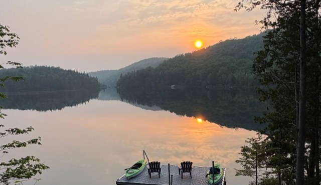 Bijou sur le Lac - 4 bdr., 3 1/2 bath, Spa, Steam, dog, lake front 3,000 sq.ft