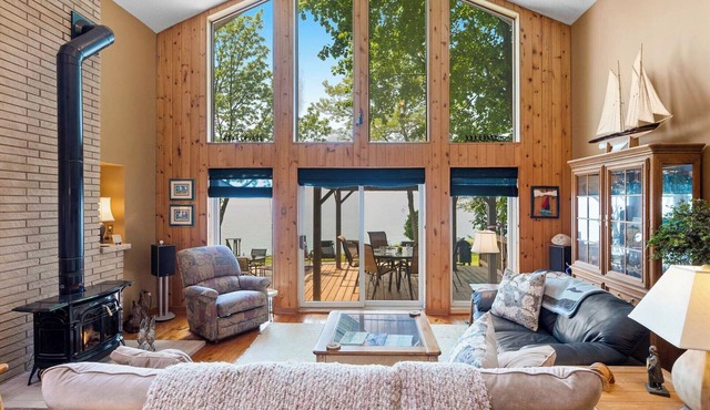 Birchcliff-Lakefront View, King bed, AC