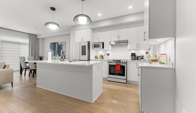 BLISS Modern Luxury 3 BED Entire Family-Friendly Townhome + FREE PARKING.