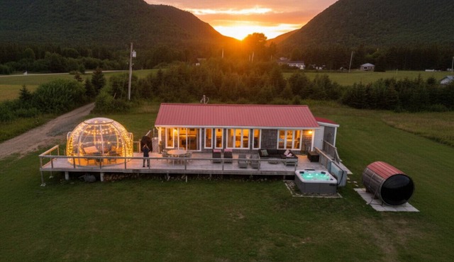 Blissful Beachfront Bungalow. Beach- Hot tub & Sauna-All Weather Dome-Private