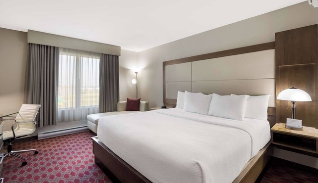 Blissful Room with Indoor Swimming Pool, Near Airport – Ideal for Quick Access