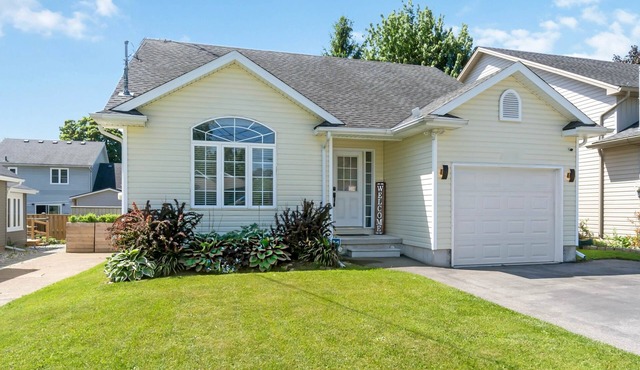 Blue Barrel Beach House - Family, Friendly Luxurious Stay w/Hot Tub & Much More!