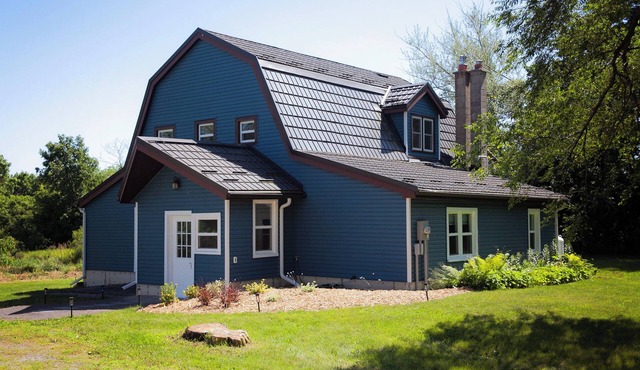 Blue House on Kelly - 10 Minutes from the Sandbanks Provincial Park!
