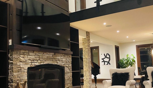 Blue Mountain Chalet w/Hot Tub 5 Min to Village & Skiing Near Georgian Bay