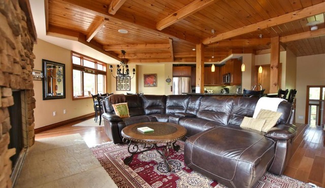 Blue Mountain-Luxurious BlueSki George Chalet, Hot Tub, Pool, Gas Fireplace