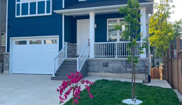 Blue Pearl Tri-Level 5 Bedroom 2 Kitchen Beach Haven Home in Grand Bend Ontario