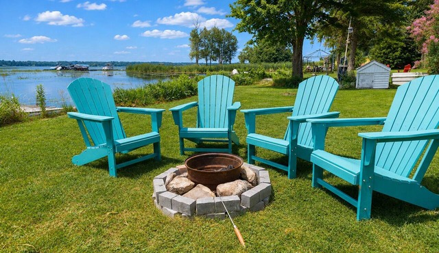 Blue Star Lakefront Cottage