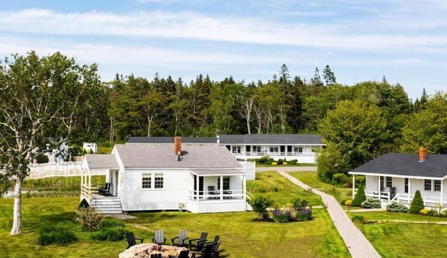Bluebird Ocean Point Inn | Glimpse Cottage | with Seasonal Outdoor Pool