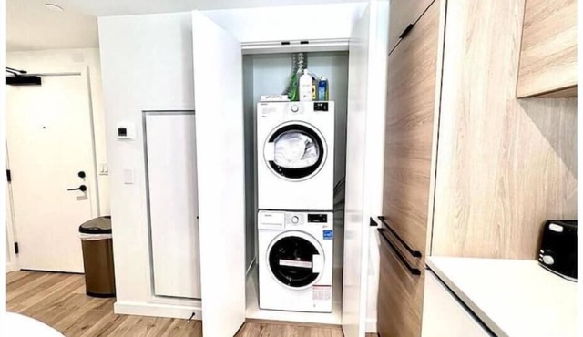 Blueprint/2BED/1BATH + Gym + Off + Skytrain + Mall + EVSE