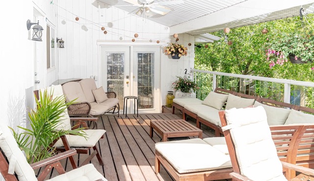 Boho Oasis, 3000 sq ft, hot tub, 20 min. to the beach!