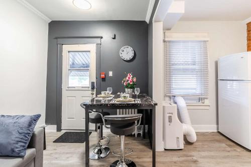 Boutique 2BR Apartment on James St North Sleeps 6
